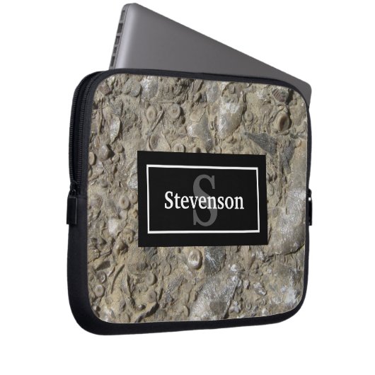 Fossile Kalkstein mit Name und Monogramm Laptopschutzhülle (Vorne Rechts)
