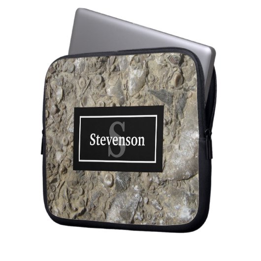 Fossile Kalkstein mit Name und Monogramm Laptopschutzhülle (Vorderseite Links)