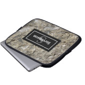 Fossile Kalkstein mit Name und Monogramm Laptopschutzhülle (Vorne Knopf)