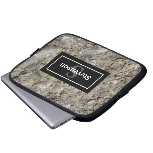 Fossile Kalkstein mit Name und Monogramm Laptopschutzhülle (Vorne Knopf)