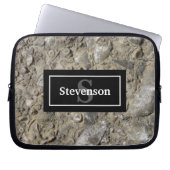 Fossile Kalkstein mit Name und Monogramm Laptopschutzhülle (Vorderseite)