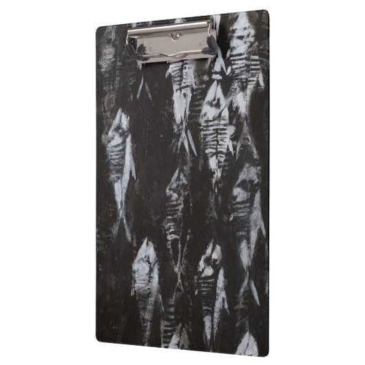 Fossile weiße Fische im schwarzen Hintergrund Klemmbrett (Links)