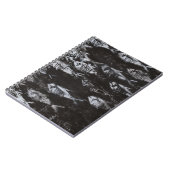 Fossile weiße Fische im schwarzen Hintergrund Notizblock (Linke Seite)