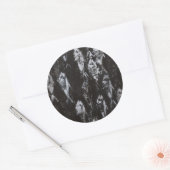 Fossile weiße Fische im schwarzen Hintergrund Runder Aufkleber (Umschlag)