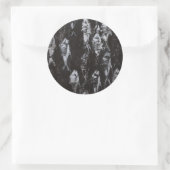 Fossile weiße Fische im schwarzen Hintergrund Runder Aufkleber (Tasche)