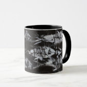 Fossile weiße Fische im schwarzen Hintergrund Tasse (VorderseiteRechts)