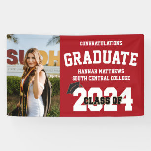 Foto 2024 Roter Abschluss mit Cap Banner