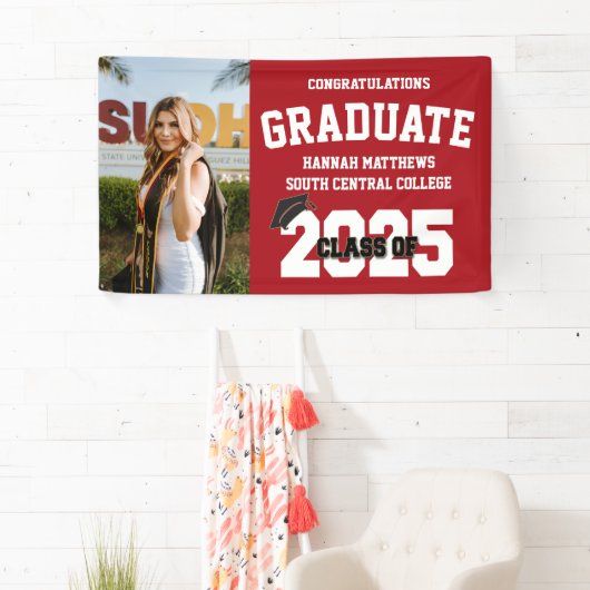 Foto 2025 - Roter Abschluss mit Cap Banner (Insitu)