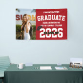 Foto 2025 - Roter Abschluss mit Cap Banner (Messeveranstaltung)