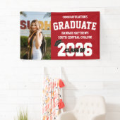 Foto 2026 Rotes Abschlussbanner mit Kappe Banner (Insitu)