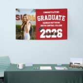 Foto 2026 Rotes Abschlussbanner mit Kappe Banner (Messeveranstaltung)