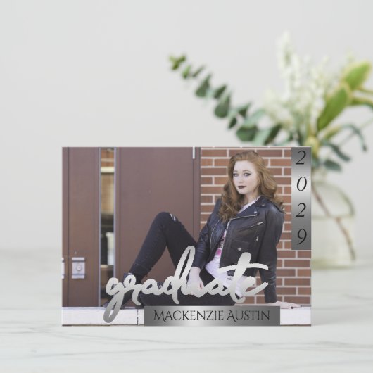 FOTO 2 | Silver Script Brush Abschluss Einladung (Stehend Vorderseite)