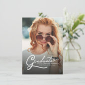 Foto Abschluss 2025 Modernes Script Grad Party Einladung (Stehend Vorderseite)