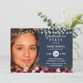 Foto Abschluss Burgundy Red Floral Navy Blue Einladung (Stehend Vorderseite)