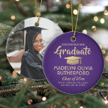 Foto Abschluss Glückwunsch Moderne Lila und Gold Keramik Ornament<br><div class="desc">Erinnern Sie sich an den Erfolg des Absolventen mit einem maßgeschneiderten Foto lila und Gold rund Abschluss Weihnachtsschmuck. Bild und Text sind einfach zu anpassen. Beinhaltet ein beliebtes inspirierendes Zitat, motivierend Sprichwort, Schulname und -abschluss, Glückwünsche, vielen Dank an Mama und Papa, oder eine andere Botschaft Ihrer Wahl. UM HINTERGRUND ODER...</div>