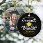 Foto Abschluss Glückwunsch Schwarz Gelb Weiß Keramik Ornament<br><div class="desc">Erinnern Sie sich an den Erfolg des Absolventen mit einem maßgeschneiderten Foto schwarz und goldgelb rund Abschluss Weihnachtsschmuck. Bild und Text sind einfach zu anpassen. Beinhaltet den Namen und den Abschluss der Schule, Glückwünsche, danke Mama und Papa, oder eine andere Botschaft Ihrer Wahl. Das Design zeichnet sich durch einen schwarzen...</div>