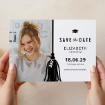 Foto Abschluss speichert die Datumskarten Save The Date<br><div class="desc">Machen Sie Ihre Graduierungsankündigungen eine Touch persönlicher mit unserer modernen speichern Sie die Terminkarten. Diese Karten zeichnen sich durch einen regulären Graduierungstassel, einen personalisierten Text und ein einzigartiges Foto des Absolventen aus. Sie verbinden die alte Tradition des Versands von Graduierungsankündigungen perfekt mit einer modernen, maßgeschneiderten Touch. Laden Sie Ihre Lieben...</div>