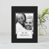 Foto Abzeichen | Foto B/W | Schwarz | Verlobung Einladung (Stehend Vorderseite)