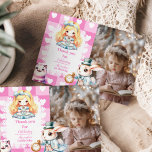Foto Alice im Wunderland Geburtstag Tee Party Dankeskarte<br><div class="desc">Erleben Sie die Magie Ihrer Alice im Wunderland Tee-Party Geburtstag mit unserem köstlichen "Alice im Wunderland Birthday Tea Party Dankeschön Card". Diese bezaubernde Karte zeigt skurrile Bilder, die von Alice's Abenteuern inspiriert wurden, mit spielerischen Illustrationen und zauberhaften Details aus der geliebten Geschichte. Egal, ob es sich um das Tee-Party von...</div>