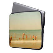 Foto am Strand unscharf. Leute, die sich entspanne Laptopschutzhülle (Vorderseite Links)