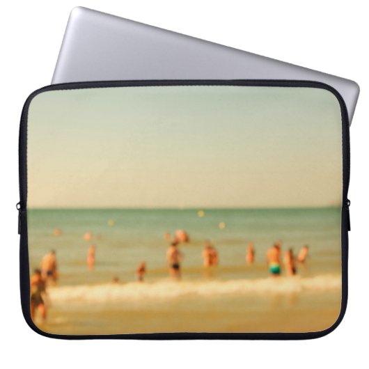 Foto am Strand unscharf. Leute, die sich entspanne Laptopschutzhülle (Vorderseite)