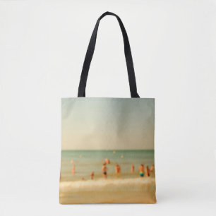 Foto am Strand unscharf. Leute, die sich entspanne Tasche