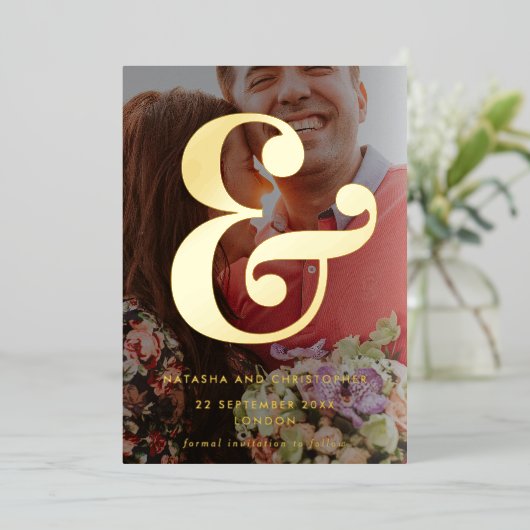 Foto Ampersand Vellum Overlay Style Save the Date Folieneinladung (Stehend vorne)