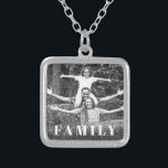 *~* FOTO AP42 FAMILY Picture Glitzer Versilberte Kette<br><div class="desc">SQUARE NECKLACE Picture Foto Juwelier - Schwarzer GLITZER und Weißblockbriefe (Suche nach AP42 für ähnliche Designs auf verschiedenen Produkten ) Transfer zu bevorzugten Zazzle Produkten oder anderen Schmuckstücken. * Energetisch verbesserte Erinnerung Keepake Erinnerungen Gedächtnisfamilie. Laden Sie Ihr Familienbild hoch. Der Text lautet jetzt "FAMILY". Ein Textbereich steht zur Verfügung. Personalisieren...</div>
