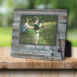 Foto-Arbeitsspeicher mit Holzrahmen Fotoplatte<br><div class="desc">Besondere Erinnerungsgeschenk für Papa oder Großvater mit Angelthema. Personalisieren Sie dieses rustikale Holzbild, stehend gerahmt mit zwei Textzeilen unter einem Familienfoto. Das bedrückte graubraune Holz ist der Hintergrund für hellblauen Text mit Angelrutenbild. Anzugeben sind Formulierungen wie "Fischerei mit Vater" oder was auch immer das Ereignis sein mag. Eine weitere Zeile...</div>