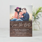 Foto auf Holz B Rustikal Save the Date Einladung (Stehend Vorderseite)