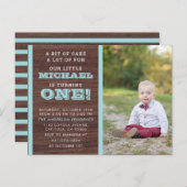 Foto Baby Boy Erster Geburtstag Holz Hintergrund Einladungspostkarte (Vorne/Hinten)