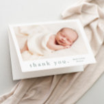 Foto Baby Dankeskarte<br><div class="desc">Ein einfaches Type Foto Baby Dankeschön-Karte mit Foto auf der Vorderseite und einem vollständigen Namen Header und persönliche Nachricht aus der Familie auf der Innenseite. Klicken Sie auf die Schaltfläche Bearbeiten,  um dieses Design mit Ihren Fotos und Details anzupassen.</div>