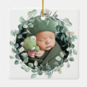 Foto Baby First Christmas Eucalyptus Wreath Keramikornament (Rückseite)