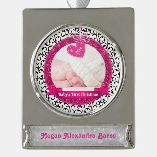 Foto Baby's First Christmas Pink Heart Damask Banner-Ornament Silber (Vorderseite)