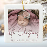 Foto Baby's First Christmas Rose Script Keramik Keramikornament<br><div class="desc">Feiern Sie mit diesem modernen minimalistischen Foto-Sake-Ornament das erste Weihnachtsfest des Babys. Der staubige Text der Rose lautet "1. Weihnachten" in trendiger Handschrift. Ersetzen Sie das Beispielbild einfach durch Ihr Lieblings-Foto, und fügen Sie den Namen des Babys und das unten stehende Jahr hinzu. Ein Bildschirm mit weißem Farbverlauf ermöglicht den...</div>