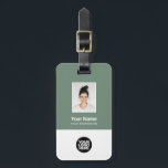 Foto, Bar, Logo, Name Gepäckanhänger<br><div class="desc">Personalisieren Sie diesen benutzerdefinierten Mitarbeiternamenstempel mit Foto, Scan-Bar und Firmenlogo. Ein einfaches Business-Design in Bio, umweltfreundlichen, schlanke Grün-Farben, die in Vorder- und Rücken-Größen vollständig anpassbar sind, serifenlose, einfache und moderne Schriftart und ein berufliches und klares Aussehen. Perfekt als Mitarbeiter Business Travel Gadgets, Travel Accessoires for Professionals, Company Travel Security Gepäck...</div>