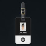 Foto, Bar, Logo, Name Gepäckanhänger<br><div class="desc">Personalisieren Sie diesen benutzerdefinierten Mitarbeiternamenstempel mit Foto, Scan-Bar und Firmenlogo. Ein einfaches Business-Design in Schwarz-Weiß-Farbtönen, das in Vorder- und Rücken-Größen vollständig anpassbar ist, serifenlose, einfache und moderne Schriftart und ein berufliches und klares Aussehen. Perfekt als Mitarbeiter Business Travel Gadgets, Travel Accessoires for Professionals, Company Travel Security Gepäck ID Tags, Boss...</div>