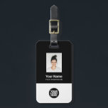 Foto, Bar, Logo, Name Gepäckanhänger<br><div class="desc">Personalisieren Sie diesen benutzerdefinierten Mitarbeiternamenstempel mit Foto, Scan-Bar und Firmenlogo. Ein einfaches Business-Design in Schwarz-Weiß-Farbtönen, das in Vorder- und Rücken-Größen vollständig anpassbar ist, serifenlose, einfache und moderne Schriftart und ein berufliches und klares Aussehen. Perfekt als Mitarbeiter Business Travel Gadgets, Travel Accessoires for Professionals, Company Travel Security Gepäck ID Tags, Boss...</div>