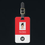 Foto, Bar, Logo, Name Gepäckanhänger<br><div class="desc">Personalisieren Sie diesen benutzerdefinierten Mitarbeiternamenstempel mit Foto, Scan-Bar und Firmenlogo. Ein einfaches Business-Design in Rot-Weiß-Farben, das in Vorder- und Rücken-Größen vollständig anpassbar ist, serifenlose, einfache und moderne Schriftart und ein berufliches und klares Aussehen. Perfekt als Mitarbeiter Business Travel Gadgets, Travel Accessoires for Professionals, Company Travel Security Gepäck ID Tags, Boss...</div>