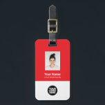 Foto, Bar, Logo, Name Gepäckanhänger<br><div class="desc">Personalisieren Sie diesen benutzerdefinierten Mitarbeiternamenstempel mit Foto, Scan-Bar und Firmenlogo. Ein einfaches Business-Design in Rot-Weiß-Farben, das in Vorder- und Rücken-Größen vollständig anpassbar ist, serifenlose, einfache und moderne Schriftart und ein berufliches und klares Aussehen. Perfekt als Mitarbeiter Business Travel Gadgets, Travel Accessoires for Professionals, Company Travel Security Gepäck ID Tags, Boss...</div>