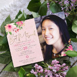 Foto Bat Mitzvah Pink Floral Watercolor Script Einladung<br><div class="desc">Seien Sie stolz, freuen Sie sich und präsentieren Sie diesen Meilenstein Ihres Lieblings-Bat Mitzvah mit dieser raffinierten, personalisierten Foto-Einladung! Eine schicke, atemberaubende, pinkfarbene und pfirsichfarbene Aquarellfarbe mit Imitaten Goldfolienskripttypografie moderne staubige Rose und graue Sans Serif-Schrift überlagert einen weichen rosa & konfetti-Punkthintergrund auf der links Seite, Ihr personalisiertes Foto rechts. Zusätzliche...</div>