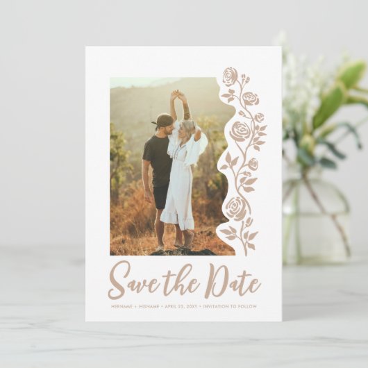 Foto Beige Sand Handgezeichnete Rose QR-Code Websi Save The Date (Stehend Vorderseite)