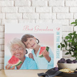 Foto Bestes Oma im Universum Personalisiert Künstlicher Leinwanddruck<br><div class="desc">Personalisieren Sie diese hübsche Leinwand Foto Geschenk für Ihre Oma (Nana, Nonna etc.). Die Vorlage ist für Sie bereit, Ihr eigenes Foto hinzuzufügen und die Beispielformulierung zu bearbeiten, wenn Sie möchten. Beispieltext liest derzeit "Bestes Oma im Universum". Das Design hat eine hübsche und feminine Farbpalette von Korallenrosa und Sommerblau. Es...</div>