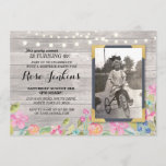 Foto Birthday Floral Rustic Wood Einladungen<br><div class="desc">Fügen Sie Ihr Foto zu diesem Vintagen Chalk laden. Erhöhe jedes Alter. Rückdruck im Lieferumfang enthalten.</div>