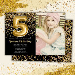 Foto Black Gold Kids Girl 5. Geburtstagsparty Einladung<br><div class="desc">Foto elegante Schwarz und Gold 5. Geburtstagsfeier Einladung für ein 5-jähriges Mädchen mit elegantem Drehbuch Gold Schriftart Design und lustigen Folienballons.</div>