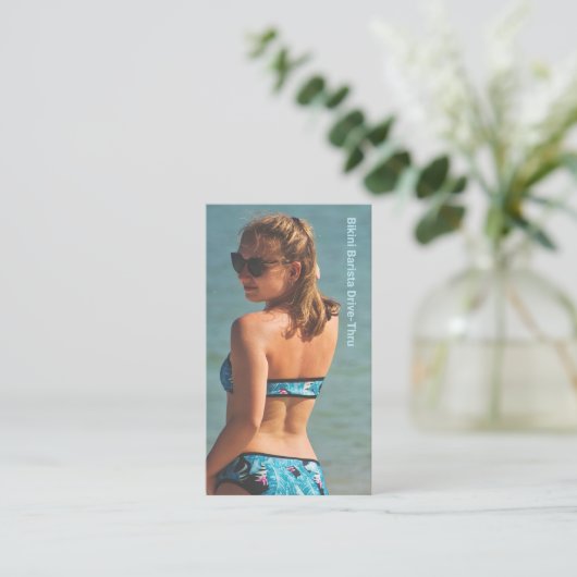 Foto Blue Bikini Coffee Drive-Thru Treuekarte (Stehend Vorderseite)