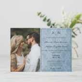 Foto Blue Damask Monogram Wedding Einladung (Stehend Vorderseite)