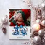 Foto Blue Snowman Erster Weihnachtsfest Feiertagskarte<br><div class="desc">Feiern Sie die erste Urlaubssaison Ihres Kleinen mit diesem fröhlichen Winterdesign mit einer blauen karierten Zahl, einem bezaubernden Schneemann und verstreuten Bonbons und Geschenken. Passen Sie es mit dem Foto und den Geburtsdetails Ihres Babys an, um einen Sake zu schaffen, der Ihren Erinnerungen Charme und Magie verleiht.</div>