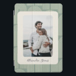 Foto Boho Arch Muster Sage Green iPad Pro Cover<br><div class="desc">Ein elegantes und stilvolles Design mit einem boho-inspirierten Bogen-Muster in sanftem Salbei-Grün. Die moderne,  minimalistische Ästhetik schafft einen zeitlosen Look,  der perfekt für diejenigen ist,  die zeitgenössische geometrische Designs mit subtilem Retro-Einfluss Liebe. Eine großartige Wahl für Trend-Vorwärts-Individuen,  die den eleganten,  schlichten Stil schätzen.</div>
