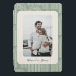 Foto Boho Arch Muster Sage Green iPad Pro Cover<br><div class="desc">Ein elegantes und stilvolles Design mit einem boho-inspirierten Bogen-Muster in sanftem Salbei-Grün. Die moderne,  minimalistische Ästhetik schafft einen zeitlosen Look,  der perfekt für diejenigen ist,  die zeitgenössische geometrische Designs mit subtilem Retro-Einfluss Liebe. Eine großartige Wahl für Trend-Vorwärts-Individuen,  die den eleganten,  schlichten Stil schätzen.</div>